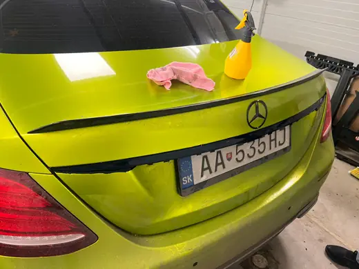 Detail limetkovej fólie a čierneho spojlera na kufre Mercedesu E-Class