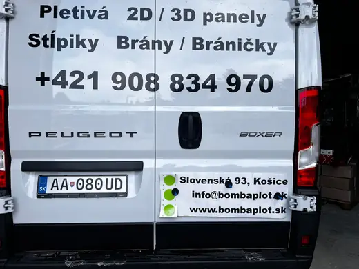 Zadná časť dodávky Bombaplot.sk s kontaktnými údajmi