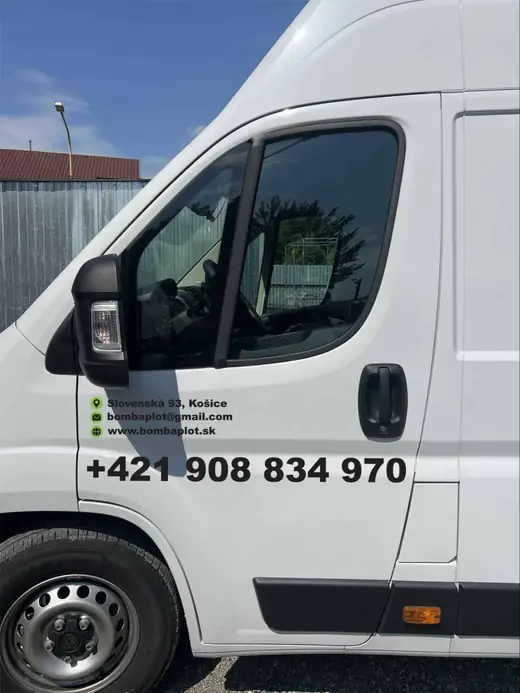 Detail polepu predných dverí Bombaplot.sk s adresou a telefónom