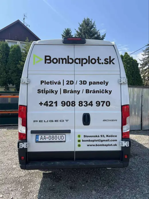 Zadný polep dodávky Bombaplot.sk s kontaktnými údajmi