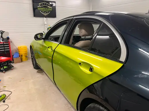 Aplikácia limetkovej wrap fólie na bočné dvere Mercedesu E-Class