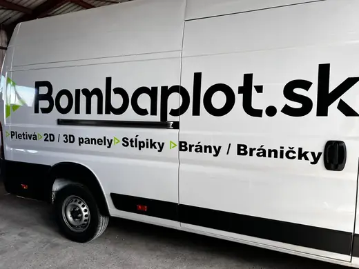 Bočný polep dodávky Bombaplot.sk s ponukou plotov