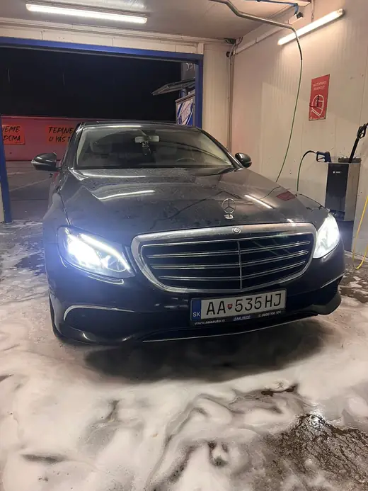 Mercedes E-Class pripravený na aplikáciu fólie po umytí
