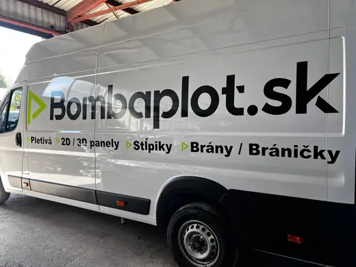 Dodávka Bombaplot.sk s dokončeným bočným polepom
