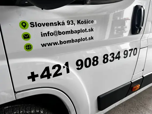 Detail rezanej grafiky s kontaktmi Bombaplot.sk