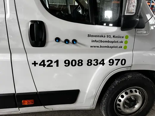 Rezané písmo na dverách dodávky Bombaplot.sk